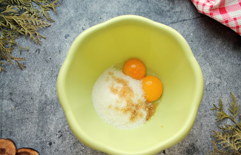 1. Этап. Тирамису с чаем матча: Разделите яйца на белки и желтки. В желтки всыпьте сахар, добавьте ванильную эссенцию.