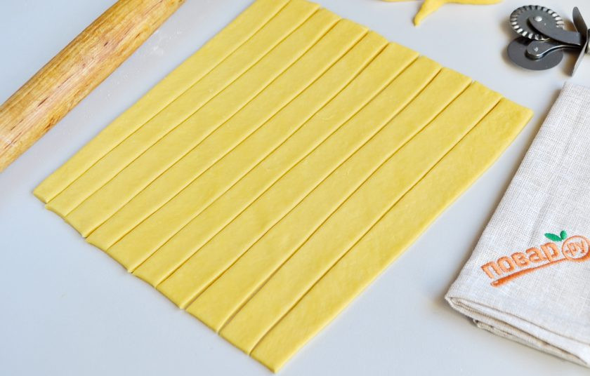 1. Этап. Рожки с кремом: 6. Раскатайте тонко тесто, порежьте полосочками. Я делала маленькие трубочки, поэтому полоски резала не слишком длинные.