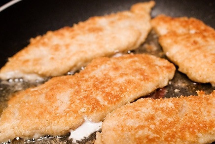 1. Этап. Курица по-милански: В сковороде разогреваем растительное масло и обжариваем на нем филе с каждой стороны по 5-6 минут. Пока жарится курица, вы можете заняться приготовлением гарнира.