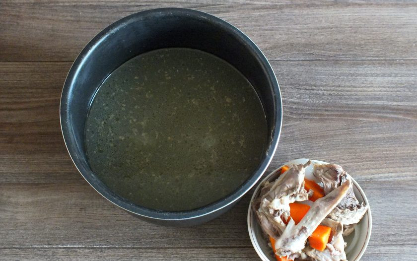 1. Этап. Суп из утки в мультиварке: По истечении времени достаньте из бульона сваренную утку, лук и морковь. Бульон процедите.