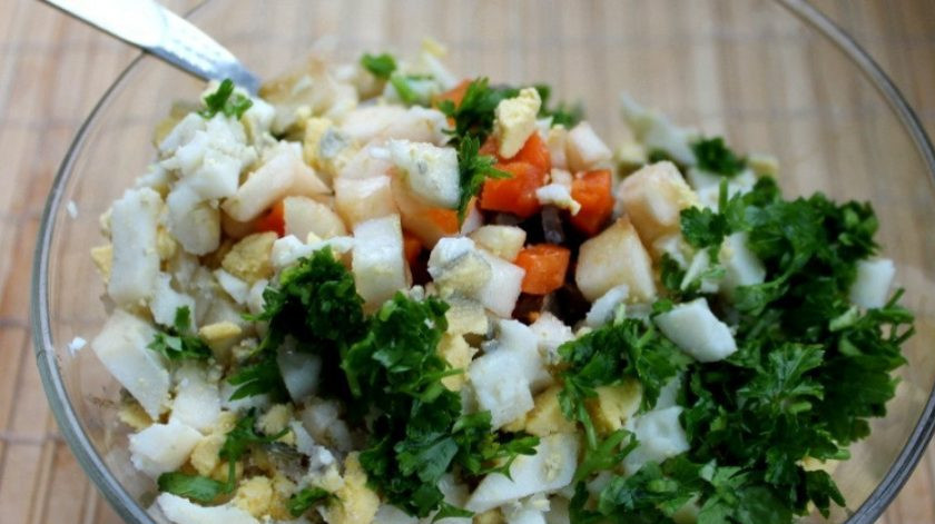 1. Этап. Салат из печени говядины: В блюдо нарвите промытую петрушку и добавьте соль с перцем.