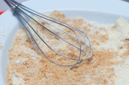 1. Этап. Запеченная треска в панировке: Сухари смешайте с мукой.