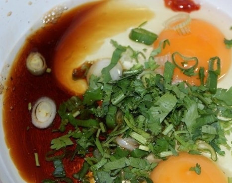 1. Этап. Суп Кукси: 4. Для приготовления омлета взбейте яйца с добавлением зелени и соевого соуса.