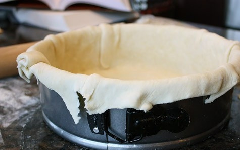 1. Этап. Французский киш: 5. Тесто раскатайте тонко, выложите его в жаропрочную форму.