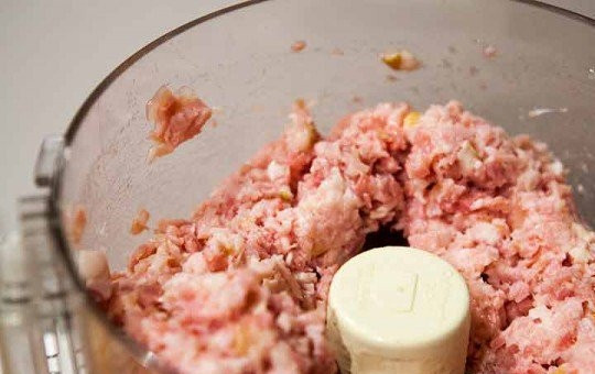 1. Этап. Глазированные мясные шарики: 1. В чаше комбайна измельчите ветчину и бекон.
