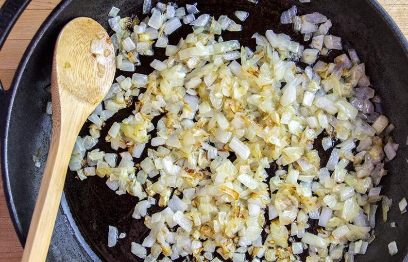 1. Этап. Вареники с картошкой и квашеной капустой: 10. Очистите лук и обжарьте его на раскаленной сковороде с оставшейся ложкой оливкового масла.