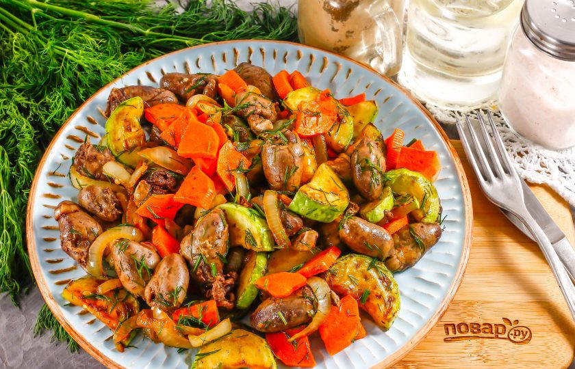 1. Этап. Теплый салат с куриными сердечками: Подайте теплый салат из сердечек к столу, его можно присыпать семенами кунжута.