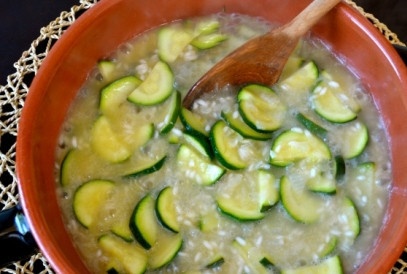 1. Этап. Ризотто с рыбой: Затем перемешиваем и добавляем еще немного бульона. Рис не должен плавать в бульоне, он должен впитывать его. Готовим рис 15-18 минут.