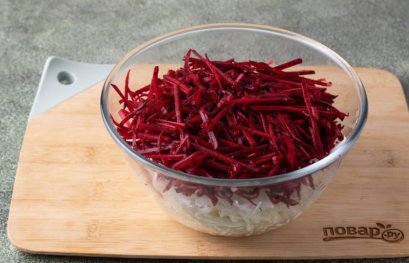 1. Этап. Салат из капусты, дайкона и свеклы: Сырую свеклу тщательно помойте, очистите от кожуры, затем тоже натрите на терке длинными полосами.