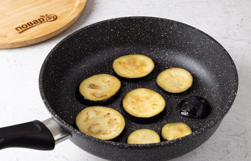 1. Этап. Холодная закуска из баклажанов с помидорами и чесноком: Обжарьте баклажаны в сухой сковороде до мягкости с двух сторон.