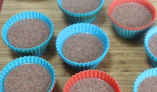 1. Этап. Закусочный кексы Красная шапочка: Формочки смазать маслом. Влить печеночую массу, не доходя до края.