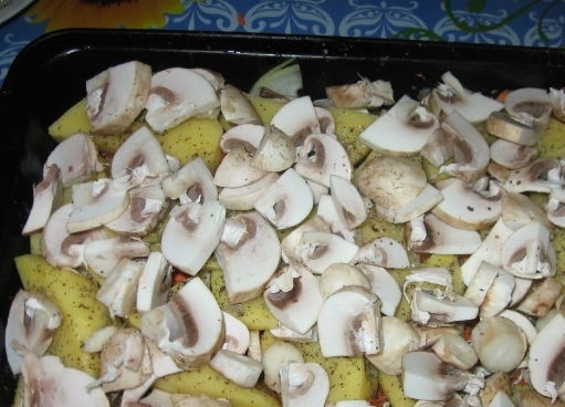 1. Этап. Картофель со свининой и грибами: 4. Сверху картофеля расположите порезанные грибы.