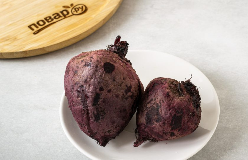 1. Этап. Острый свекольный салат: Свеклу отварите до готовности. Затем полностью остудите.