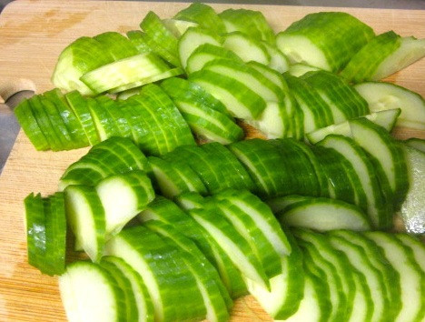 1. Этап. Салат с сельдереем и огурцом: Огурцы моем и нарезаем тонкими полукружиями.