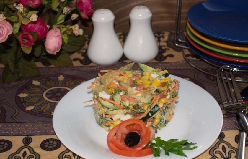 1. Этап. Салат с салями и кукурузой: Салат можно дополнить, добавив в его состав сыр или салатные листья. Салат не будет таким плотным, но станет более сочным.