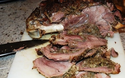 1. Этап. Запеченная баранья нога в рукаве: Ароматная запеченная баранья нога с аппетитной корочкой очень сочная и мясо хорошо отделяется от кости.