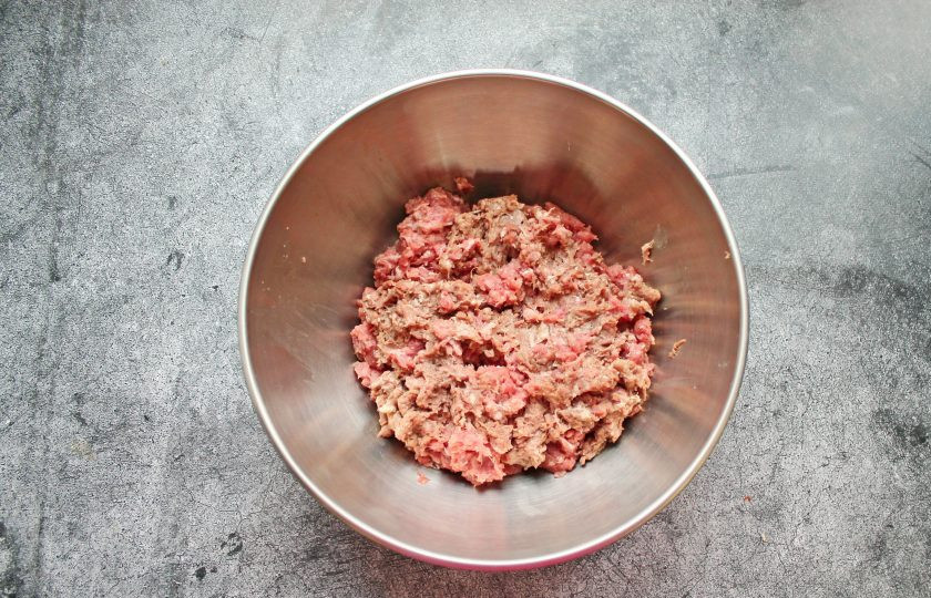 1. Этап. Котлеты из бобра: Мясо бобра порежьте на пластинки и залейте холодной водой. Вымачивайте мясо в течение 24 часов, несколько раз меняя воду. Пропустите мясо через мясорубку, сначала через крупную решетку, затем через мелкую.