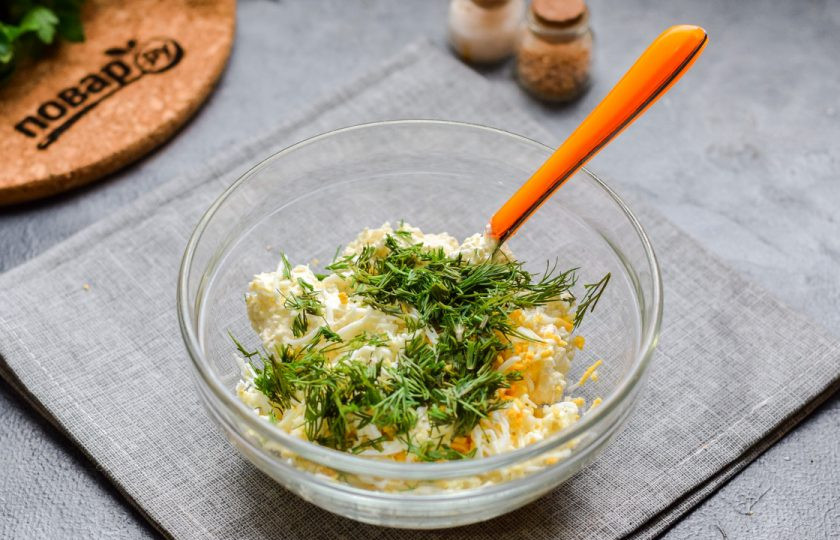 1. Этап. Болгарские рулетики: Любую зелень, например, укроп, ополосните и просушите, нарежьте мелко и добавьте в миску.