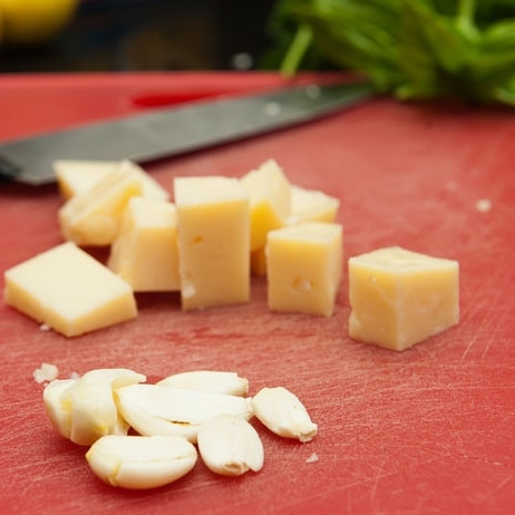 1. Этап. Паста с песто: 1. Поставьте воду для пасты. Очистите и нарежьте чеснок, сыр нарежьте кубиками.