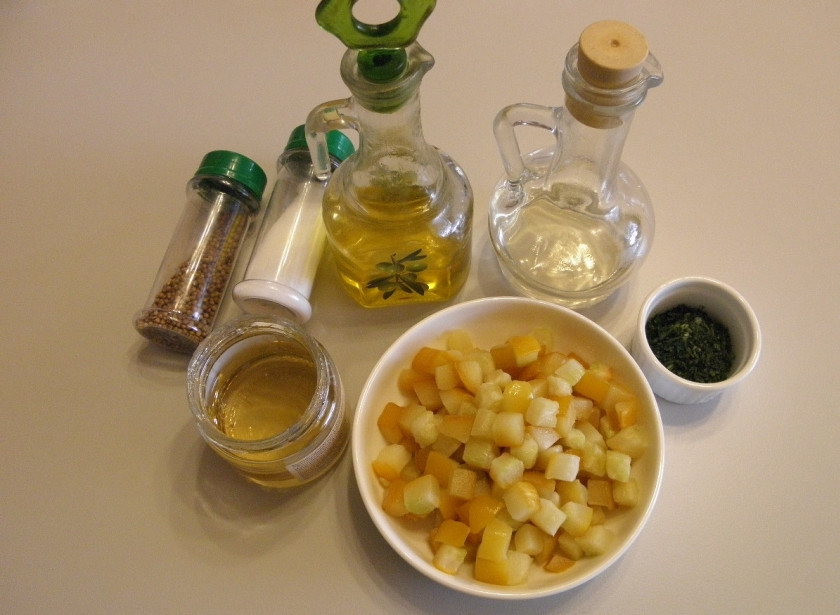 1. Этап. Маринованные кабачки: Подготовьте продукты. Кабачок вымойте и порежьте кубиками небольшого размера, чтобы быстрее промариновался.