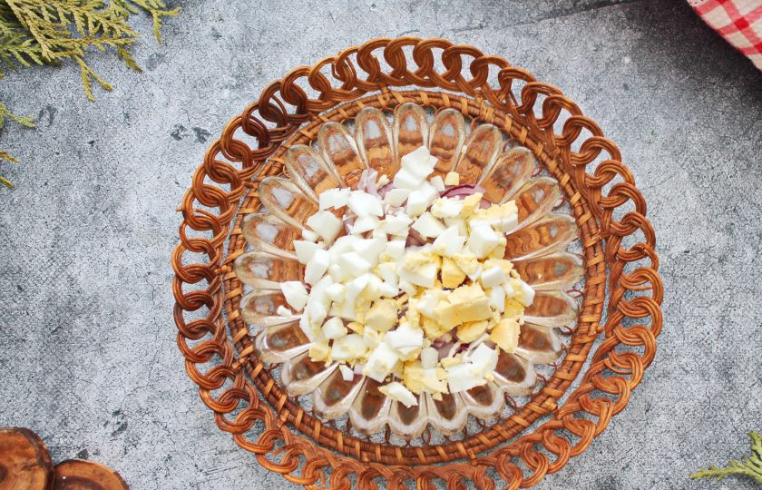 1. Этап. Салат Франция: Яйцо почистите и порежьте кубиком, выложите поверх лука, посолите.