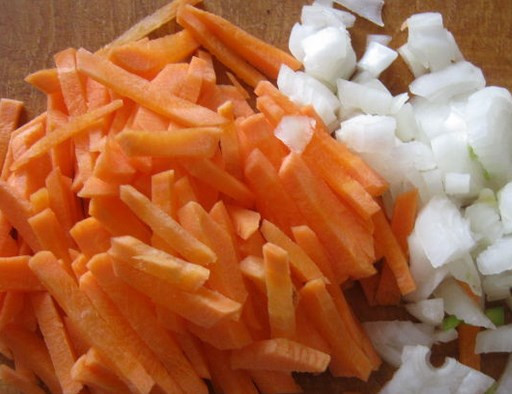 1. Этап. Грибной суп с курицей: Морковку я режу соломкой, лук - мелко кубиками.