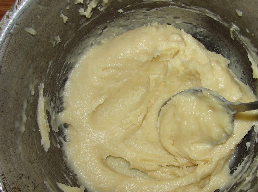 1. Этап. Тесто на эклеры: 3. Всыпьте муку и быстрыми движениями начинайте замешивать тесто. Оно получится у вас заварным. Добавьте щепотку соли и не переставайте замешивать.