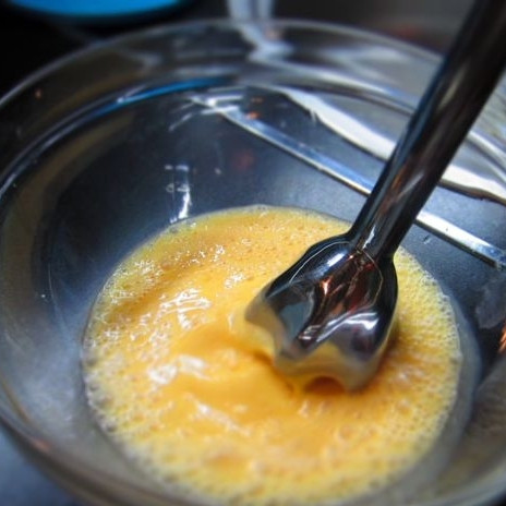 1. Этап. Творожная запеканка с яблоками: Сливками заливаем манку и даем постоять минут 20,чтобы манка разбухла.