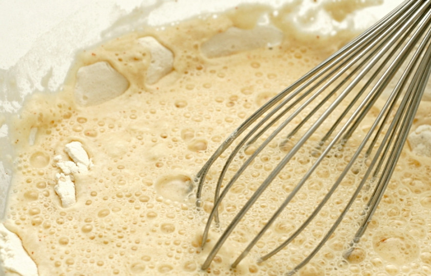 1. Этап. Рыба в кляре во фритюре: 2. Рыбку немного посолить и отложить в сторону. А тем временем можно заняться кляром. Параллельно поставить разогреваться масло. Для кляра в глубокую мисочку всыпать просеянную муку, соль, разрыхлитель. Добавить немного острого перца и любые специи по вкусу. Отдельно взбить яйцо и влить его в муку. Тщательно перемешать и постепенно добавлять пиво, взбивая кляр до однородности.