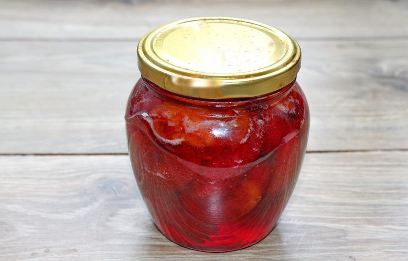 1. Этап. Варенье из клубники с мандаринами: Разложите готовое варение по банкам, закройте и переверните вверх дном. Дайте варенью полностью остыть, переверните и уберите на хранение.