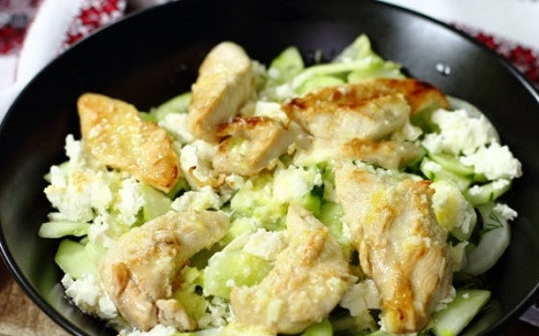 1. Этап. Салат из куринной грудки: Теперь выложим кусочки куриной грудки и брынзу, нарезанную на кубики.