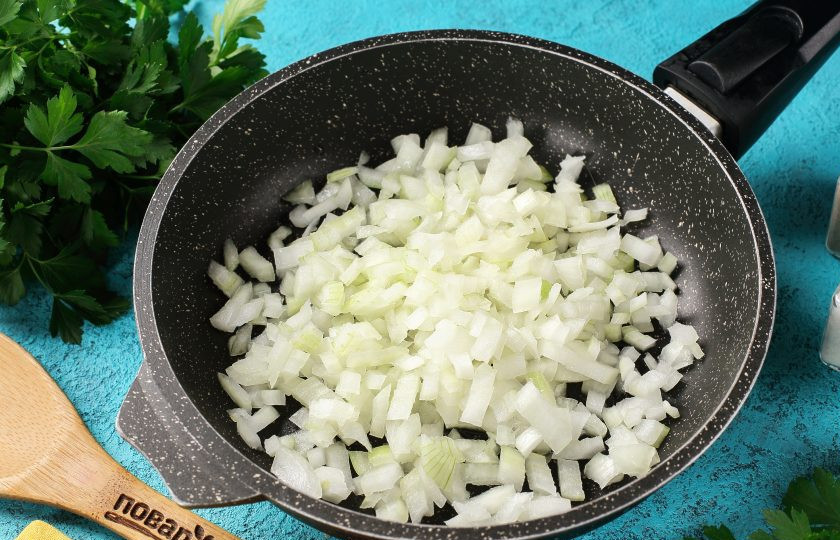 1. Этап. Вермишель с луком: Разогрейте сковороду с растительным маслом и выложите лук, нарезанный кубиками.