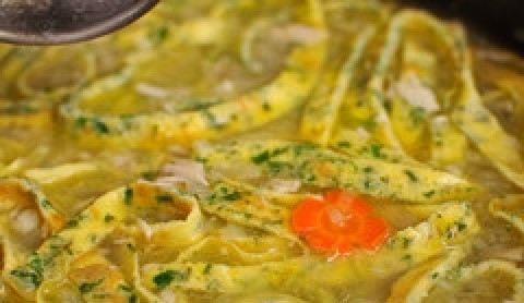 1. Этап. Суп с яичной лапшой: Теперь высыпайте в бульон лапшу и курицу. Накройте крышкой и выключите плиту. Пусть кастрюля постоит минут 10-15, потом можете подавать на стол. Приятного аппетита!:)