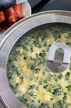 1. Этап. Омлет с джусаем: Вылить туда яичную смесь, перемешать. тут я уменьшаю нагрев электроплиты до 6 из 9. Как немного схватится, накрыть крышкой и уменьшить нагрев до 3. Минут 10 под крышкой и омлет готов. Приятного аппетита.