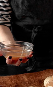 1. Этап. Острый бургер с куриной котлетой: Сформовать булочки, смазать их яйцом.