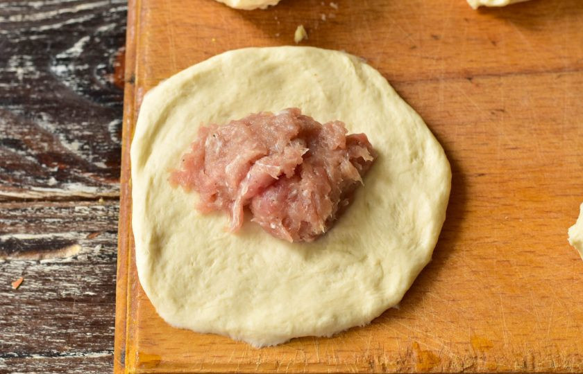 1. Этап. Беляши без яиц: Каждый придавите рукой, выложите в центр фарш.