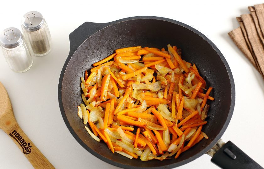 1. Этап. Салат из куриной печени: Обжарьте овощи до готовности. В конце посолите по вкусу.