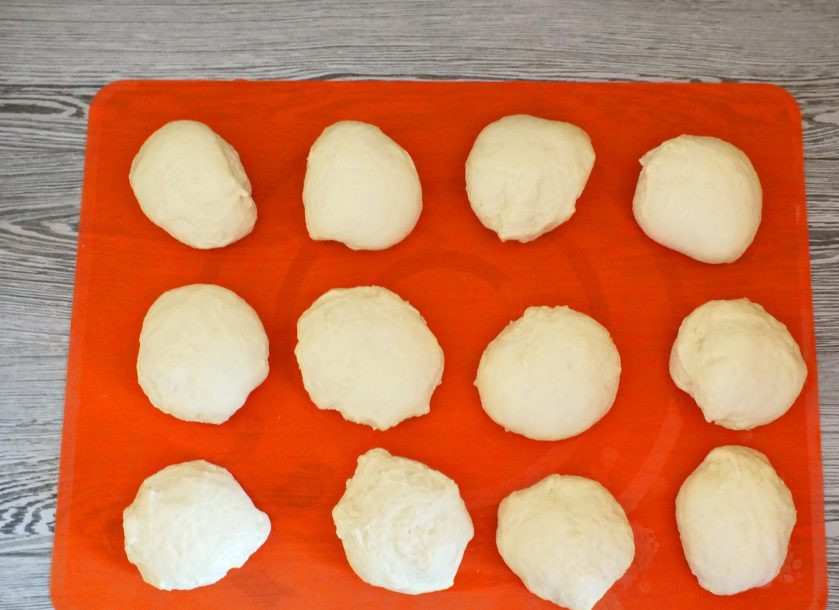 1. Этап. Бабушкины булочки: Когда тесто повторно подойдет, сделайте обминку и разделите на 12 равных частей.