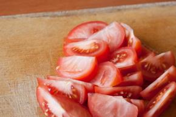 1. Этап. Моцарелла с помидорами: Каждый крупный помидор разрезаем на 6-8 долек (естественно, предварительно помидоры нужно вымыть :)).