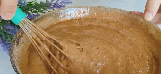 1. Этап. Шоколадный торт с вишней и сметанным кремом: Муку смешать с разрыхлителем и какао-порошком; В яичную массу в 2 приема добавить просеянные сухие ингредиенты, попеременно чередуя с горячим молоком, каждый раз аккуратно перемешивая венчиком или лопаткой. Тесто должно получиться пышным и однородным