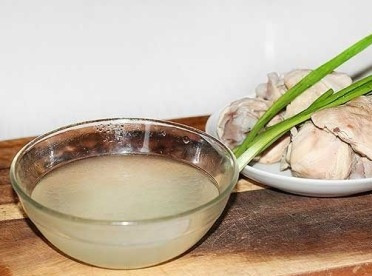 1. Этап. Суп Рамен: Аккуратно вынимаем кусочки курицы, бульон процеживаем.