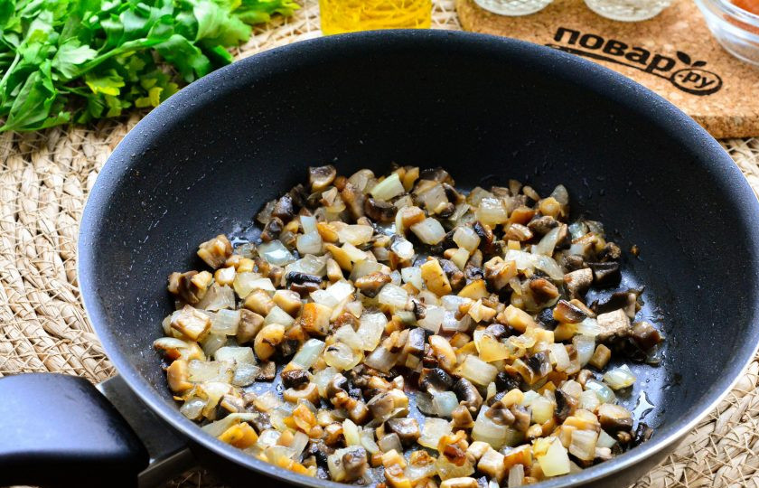 1. Этап. Салат Золушка: Сковороду смажьте растительным маслом, всыпьте туда грибы с луком, жарьте 4-5 минут. Добавьте соль по вкусу.