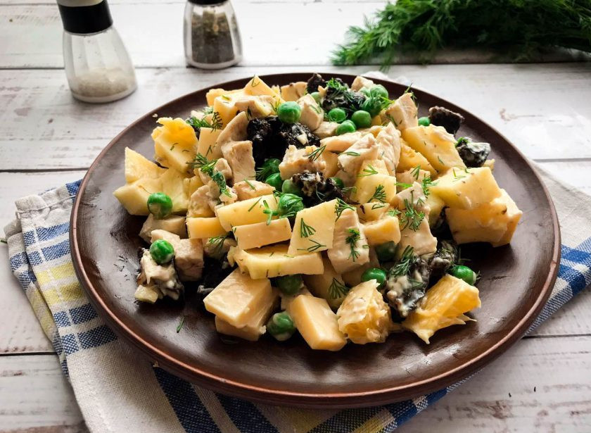 1. Этап. Салат из курицы с черносливом и апельсином: Салат из курицы с черносливом и апельсином готов. Приятного аппетита!