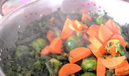 1. Этап. Соте из овощей, карри и кокоса: Овощи выложить в дуршлаг, дать стечь воде.