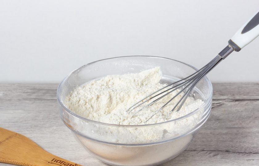 1. Этап. Оладушки, как у бабушки: Муку просейте, смешайте с сахаром и содой.