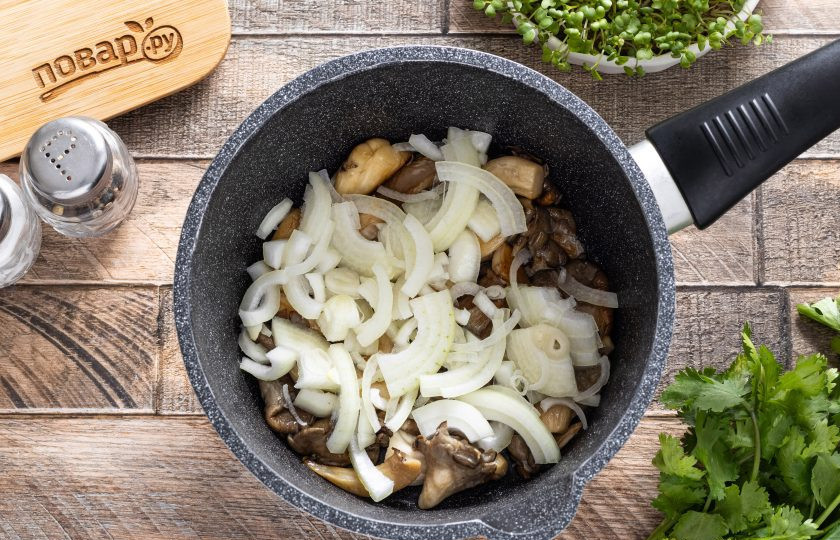 1. Этап. Чакапули из грибов: После убавьте температуру, добавьте репчатый лук и жарьте его до мягкости и прозрачности.