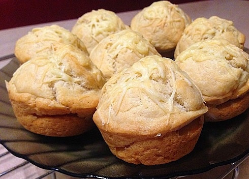 1. Этап. Булочки-кексики с салями: 9. Вот такие классные получаются булочки-кексики. На фото можно увидеть, что в некоторых местах тесто не скрепилось между собой и выглядывает краешек салями, именно поэтому размер кружочки колбасы и должны быть поменьше размера формы хотя бы на 1 см.