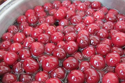1. Этап. Варенье из черешни пятиминутка: 1. Черешню перебираем и моем.