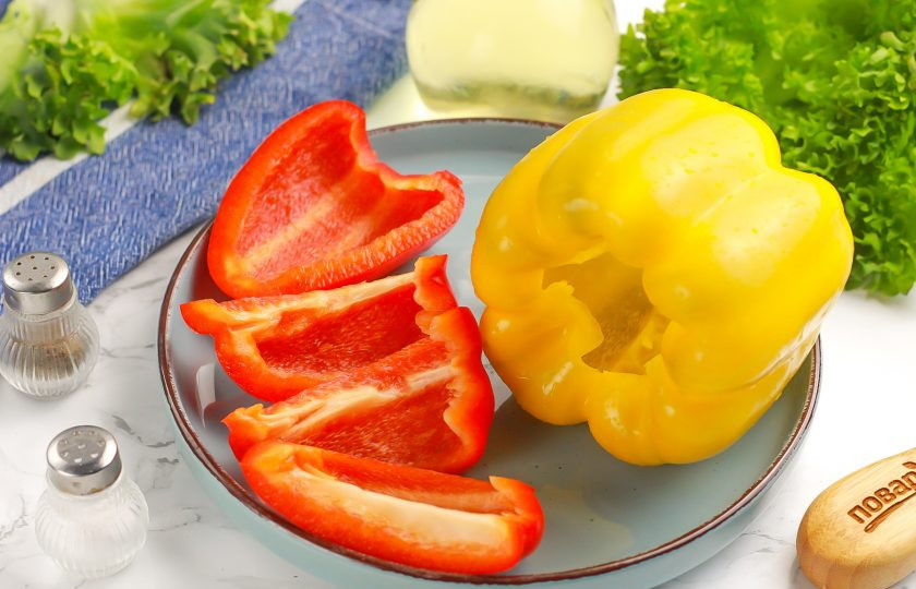 1. Этап. Перец на мангале: Вырежьте плодоножку и удалите семена внутри. Промойте плоды внутри и нарежьте порционными кусочками.