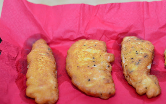 1. Этап. Куриное филе в кляре: 5. Обжаренные кусочки курицы кладем на салфетку, чтобы та впитала весь ненужный жир и масло.